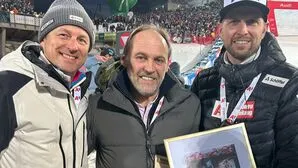 Adi Niederkorn, hier mit den ÖSV-Pressechefs Markus Aichner (l.) und Tom Schrammel (r.) wurde in Schladming verabschiedet. 