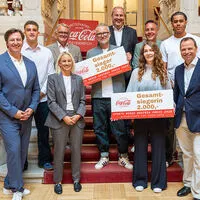 Silvana Strieder (Unschlagbar ehrlich Podcast) und Christoph Jochum (Sky Sport Austria) mit den Siegerschecks