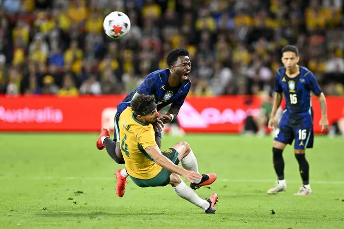 Jacob Italiano im Duell mit Vinicius Jr.