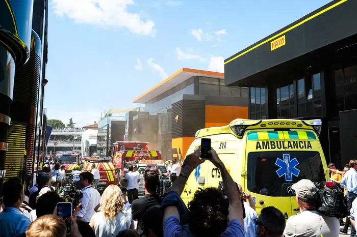 McLaren F1 Team motorhome on fire in the paddock during the Formula 1 Aramco Gran Premio de Espana 2024, 10th round of the 2024 Formula One World Championship, WM, Weltmeisterschaft from June 21 to 23, 2024 on the Circuit de Barcelona-Catalunya, in Montmeló, Spain - F1 - SPANISH GRAND PRIX 2024 DPPI/Panoramic PUBLICATIONxNOTxINxFRAxBEL 240622_R10_SPAGNA_DP_FGOO0828