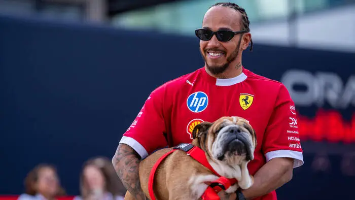 Lewis Hamilton mit Hund Roscoe im Vorjahr