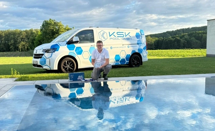 Philipp Kahr von KSK Pools, bei einem Scheinwerferwechsel eines Beckens