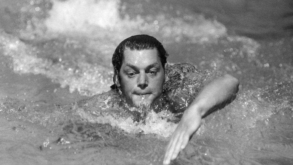 Johnny Weissmüller bei einem Training in New York und später als Dschungelheld „Tarzan“