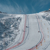 Winter? Winter! In Sölden kam rechtzeitig der Schnee auf den Schnee des Vorjahres auf dem Gletscher