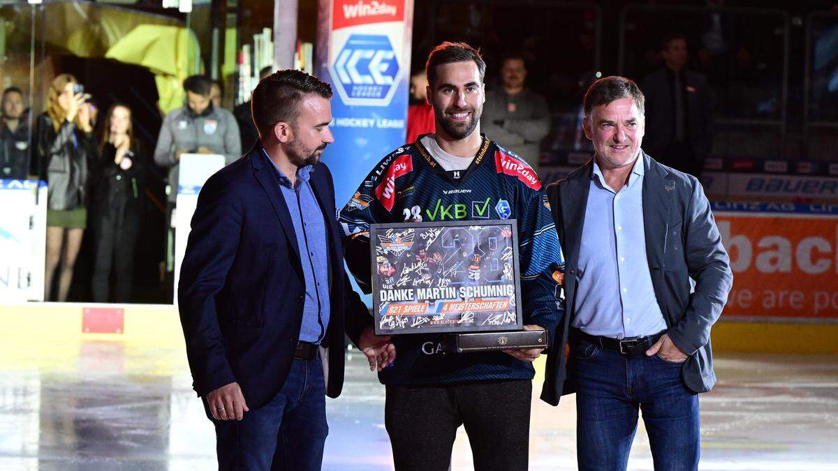 Martin Schumnig beendete nach der vergangenen Saison bei den Black Wings Linz die Karriere. Zuvor erhielt er bei seinem Stammverein KAC keinen neuen Vertrag mehr. Der vierfache österreichische Meister wurde von Black Wings-Präsident Peter Nader (rechts) und Vize Christoph Heindl geehrt