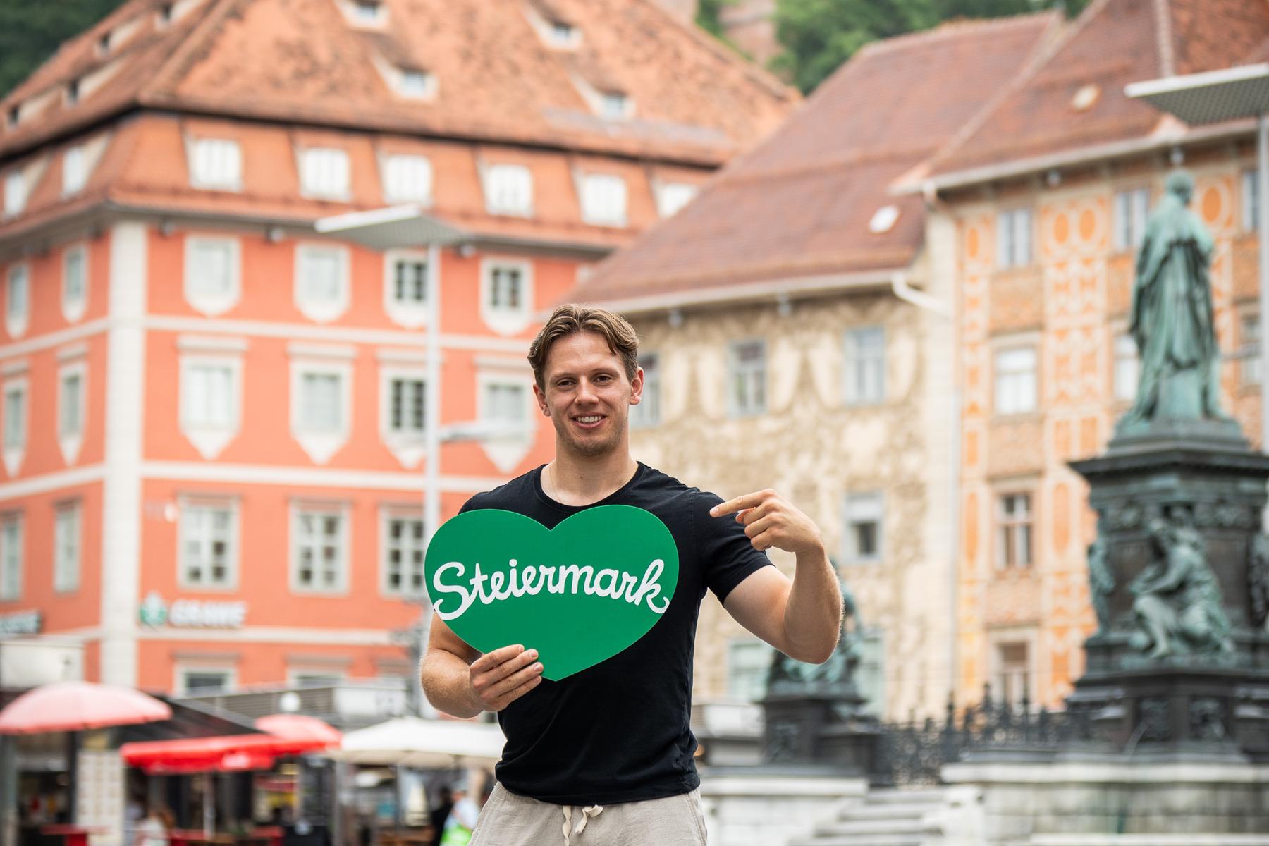 NHL zvezdnik Marco Rossi organiziral hokejski kamp v Gradcu