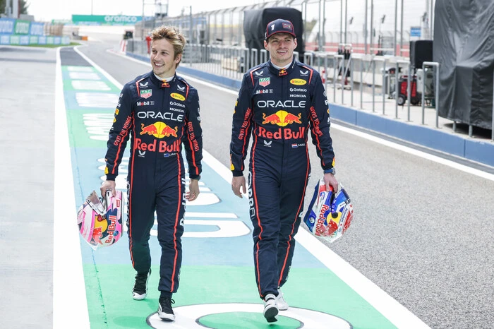 Fahrer: Liam Lawson und Max Verstappen.
Teamchef: Christian Horner