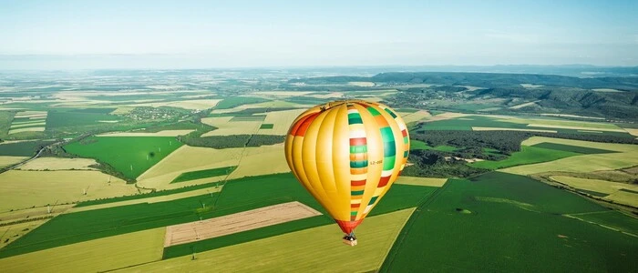 Von diesem Heißluftballon sprang Elias Schwärzler mit seinem Rad