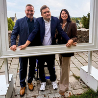 Manfred Schmid mit seinem Sohn Patrick und seiner Frau Petra