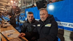 Jürgen Heil und Manfred Schmid auf der Tribüne