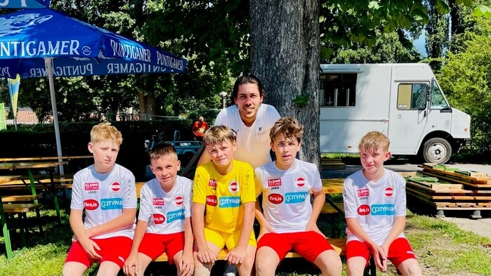 Das Team Österreich: Luca Andersson, Enes Kodraliu, Ajdin Basic, Adrian Shema, Ferdinand Maier-Erlach, Muhamet Yilmaz mit Trainer Aydin Sara (von links)