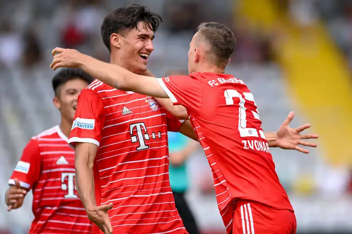Antonio Tikvic (l.) und Lovro Zvonarek jubeln im Trikot des FC Bayern II