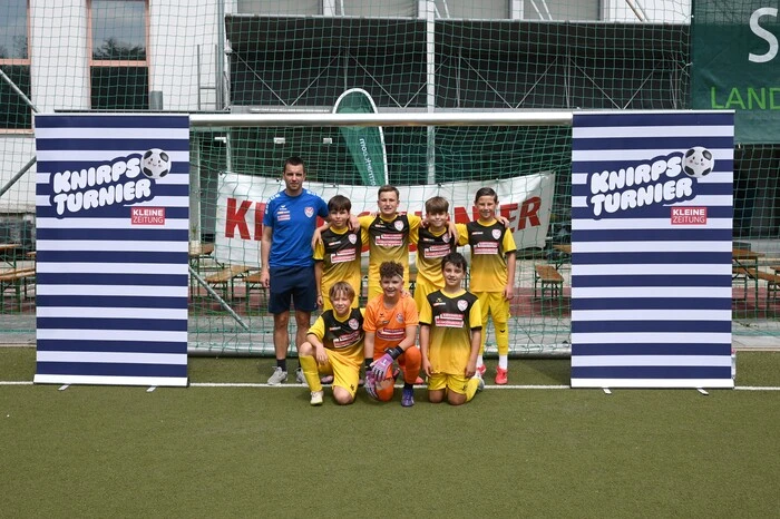 Das Team des KSV Nachwuchsmodells: Daniel Tschreppl, Filip Gruber, Ricardo Batavilo, Leon Milicevic, Luis Perthel (h.v.l.) Timo Macku, Fabian Pichler, Nocy Repolusk (v.v.l.)