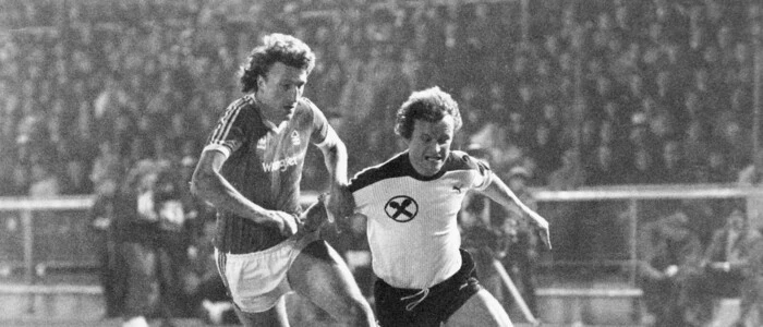 1984: Sturm-Angreifer Laszlo Szokolai (rechts) im Zweikampf mit Paul Hart von Nottingham