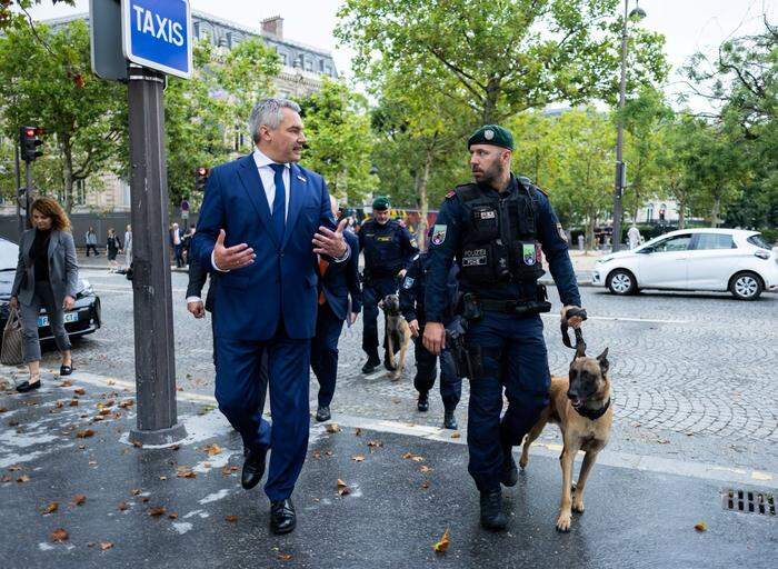 Bundeskanzler Karl Nehammer mit Ex-Fünfkämpfer Thomas Daniel, jetzt Hundeführer der Polizei und in Paris