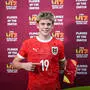 Ein Fußballer im Österreich-Trikot posiert mit dem Man-of-the-Match-Award. | Johannes Moser ist der große Star der U17-WM
