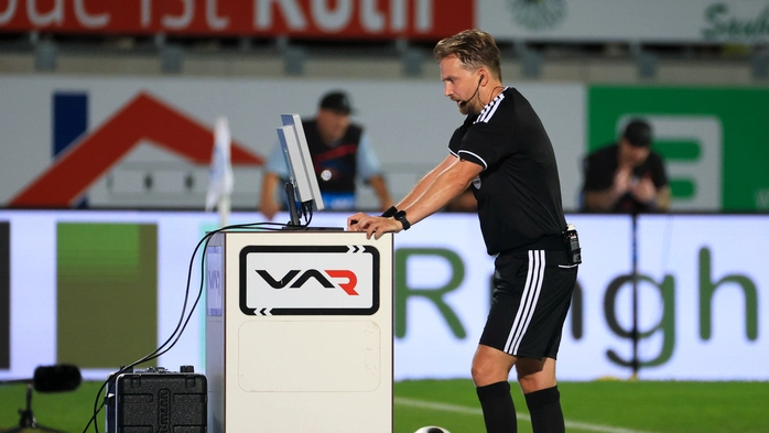 Die VAR-Entscheidungen sorgten schon in den ersten Runden wieder für Kritik