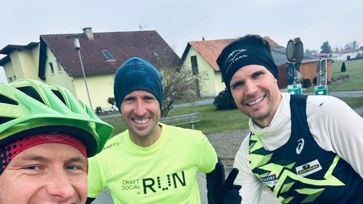 Markus Hartinger (Mitte) und Mario Bauernfeind (rechts) mit Jürgen Aigner auf dem Rad beim letzten Tempotraining vor Valencia