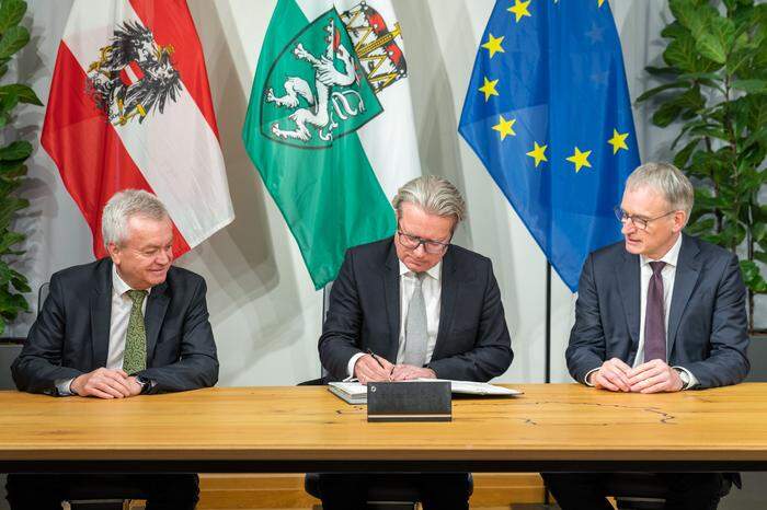 LH Christopher Drexler setzt seine Unterschrift unter den 540-Millionen-Euro-Vertrag