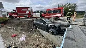 Der schwere Verkehrsunfall ereignete sich auf der B 64 Höhe „Baustelle Wollsdorf“, wo die Brücke über den Salmbach erweitert wird