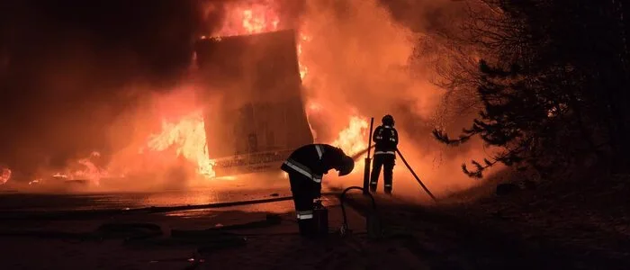Die Feuerwehr kämpfte gegen die Flammen und starke Rauchentwicklung