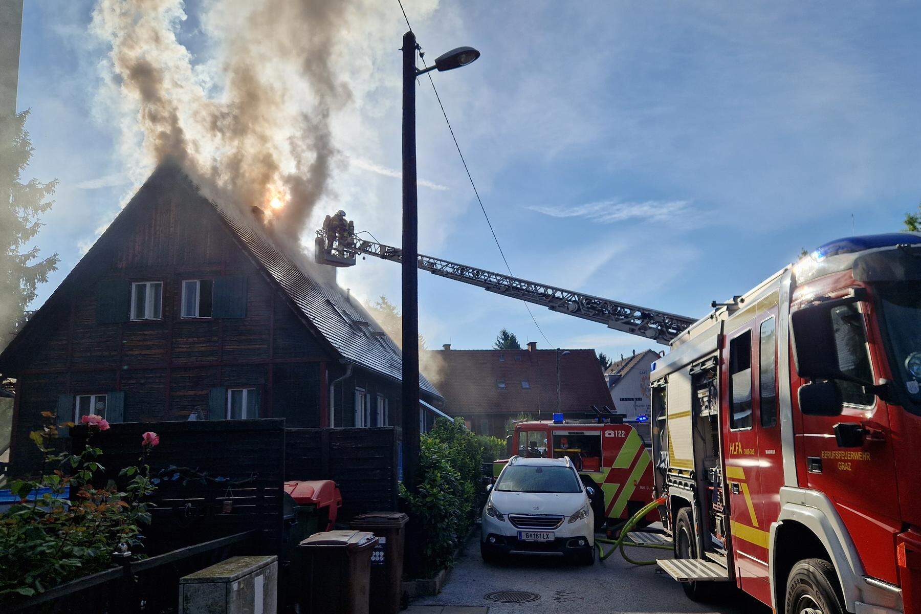 Brand in Wetzelsdorf: Dachstuhl in Grazer Wohnhaus fing Feuer