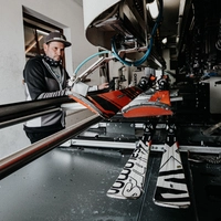 Zumindest einmal in der Saison sollten Ski zum Service gebracht werden