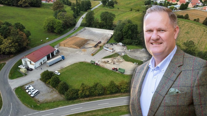 Hannes Hauptmann vor einem Luftbild seiner Biogasanlage