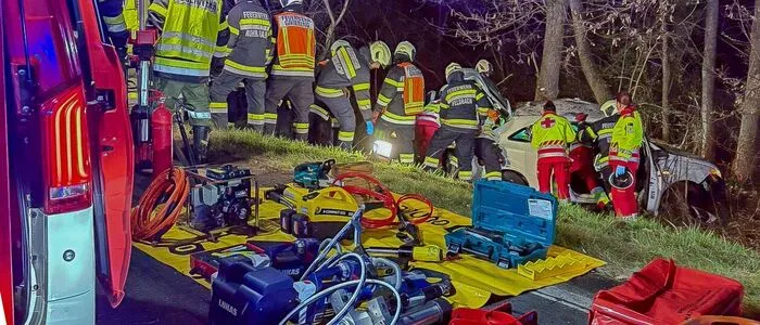 Die Frau kam mit ihrem Auto auf der B66 von der Fahrbahn ab und landete im Straßengraben