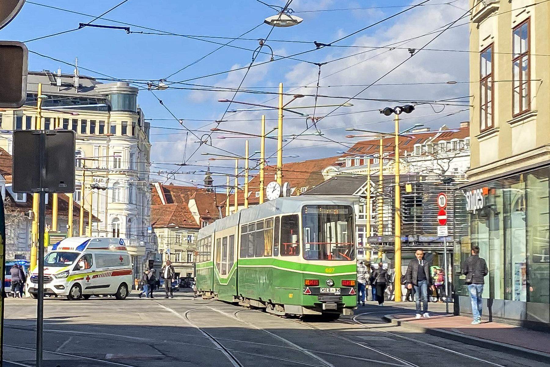 Schwer verletzt: 84-Jährige am Grazer Jakominiplatz von Straßenbahn erfasst