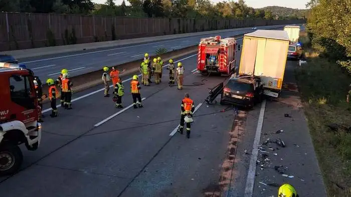 Auf der A2 starb ein 24-Jähriger bei einer Kollision mit einem Lkw