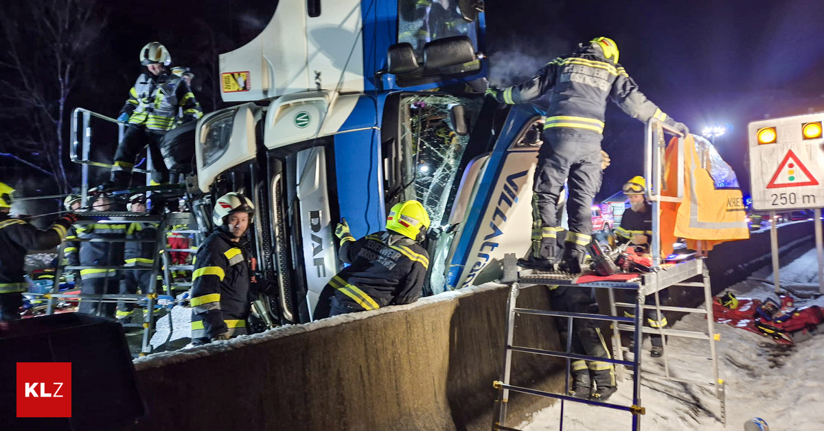 Sattelschlepper-auf-A-2-umgekippt-Lenker-im-F-hrerhaus-gefangen
