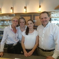 Eva Bernhard (2. v. links) ist für ihre Küche bekannt, Bruder Thomas und die Kellnerinnen Evelyne und Sandra bedienen die Gäste