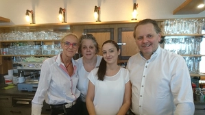 Eva Bernhard (2. v. links) ist für ihre Küche bekannt, Bruder Thomas und die Kellnerinnen Evelyne und Sandra bedienen die Gäste