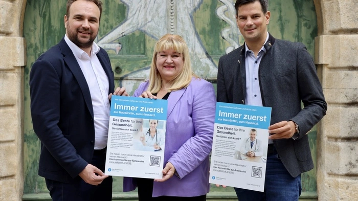 Michael Sacherer (Ärztekammer), Sabina Džalto (Integrationsfonds) und Landesrat Hannes Amesbauer (FPÖ) stellen ihre Informationsinitiative vor 