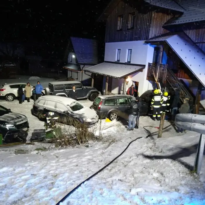 Unfall in Ennsling: Auch ein geparktes Auto wurde beschädigt