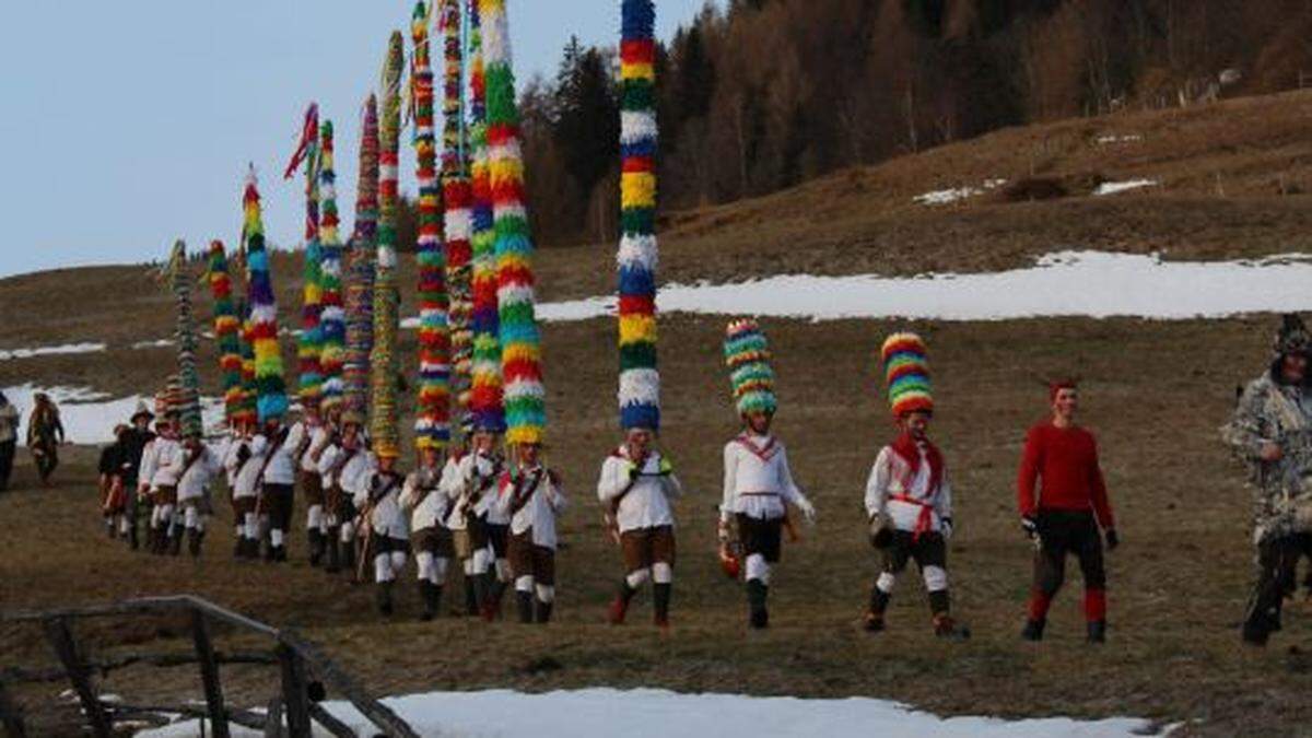 Die Schellfaschinge mit ihren hohen Kappen werden von zwei Glockfaschingen angeführt