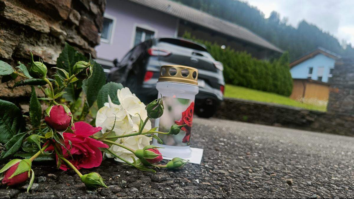 Vor dem Haus, in dem sich das Drama abspielte, wurden am Dienstag Kerzen und Blumen abgelegt