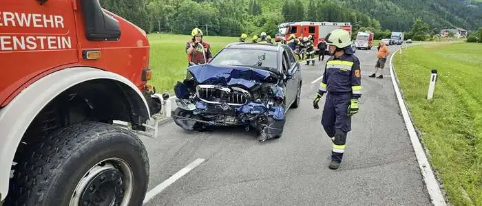 Ein Oldtimer krachte bei einem Überholmanöver gegen einen Pkw