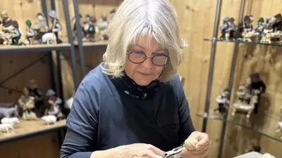 Monika Reumüller fertigt Rupfenfiguren aus Flachs, Baumwolle und grobem Leinen