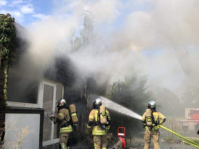 Die Berufsfeuerwehr war mit acht Fahrzeugen und 30 Einsatzkräften vor Ort. 