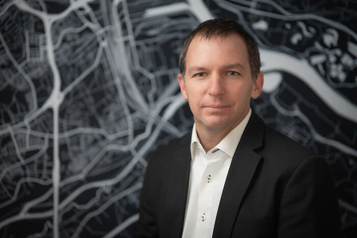 Roman Schwarzenecker, Standort + Markt