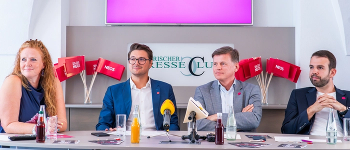2024 herrschte noch Harmonie: Die Nationalratsanwärter Fiona Fiedler, Veit Dengler und Lukas Hosemann mit Neos-Landeschef Niko Swatek