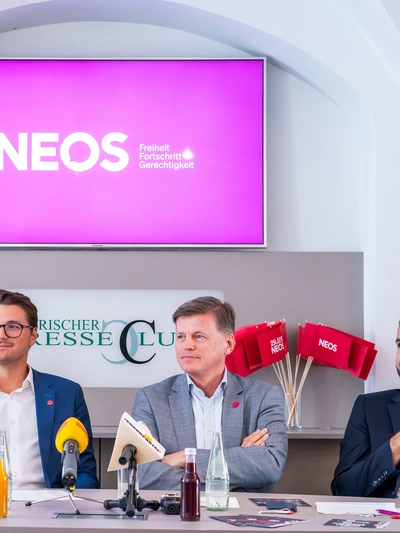 2024 herrschte noch Harmonie: Die Nationalratsanwärter Fiona Fiedler, Veit Dengler und Lukas Hosemann mit Neos-Landeschef Niko Swatek 