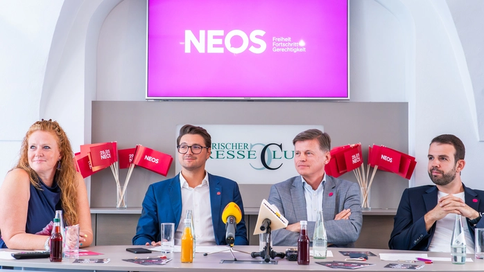2024 herrschte noch Harmonie: Die Nationalratsanwärter Fiona Fiedler, Veit Dengler und Lukas Hosemann mit Neos-Landeschef Niko Swatek 