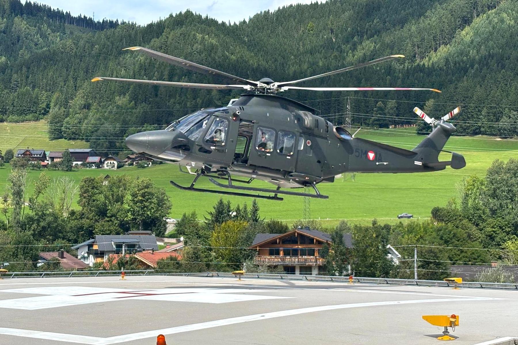 Strafen werden fällig: Neue Hubschrauber kommen mit Verspätung in Aigen an