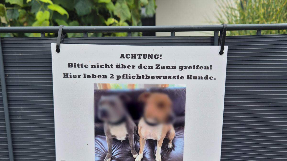 Ein Warnhinweis vor Hunden in Tillmitsch