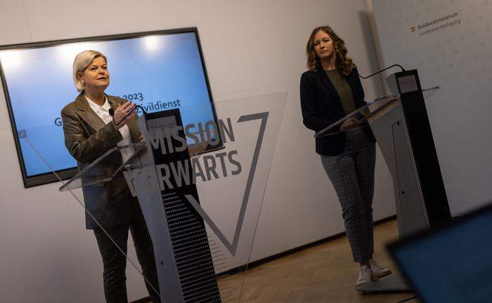 Klaudia Tanner und Claudia Plakolm (beide ÖVP) präsentierten die Bilanz