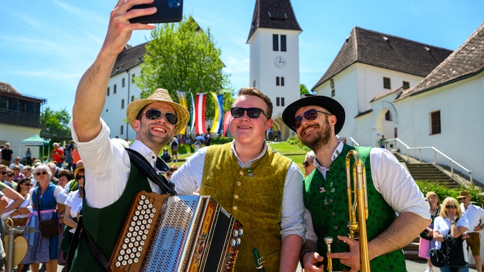 Kaiserwetter und beste Stimmung beim Roas-Auftakt auf Schloss Seggau
