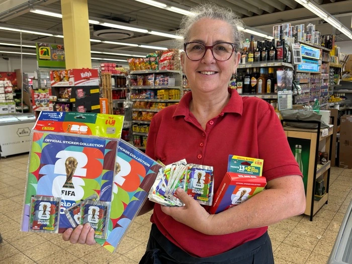 Andrea Steingruber vom Nah & Frisch in Ehrenhausen mit den letzten begehrten Panini-Pickerln